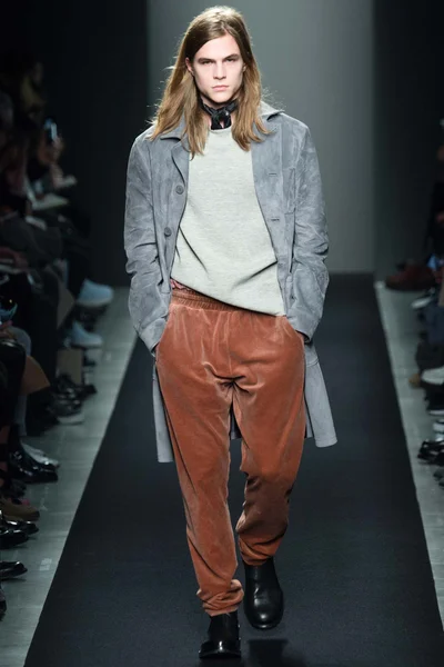 Look 10